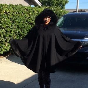 St John 1 size fur poncho